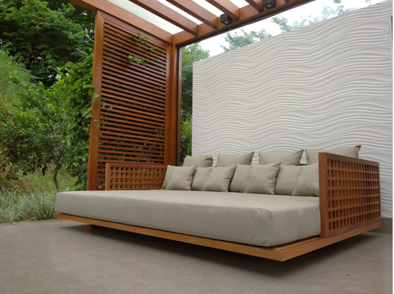 Chaise Malbec – Conforto e Sofisticação em Madeira