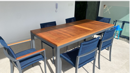 Mesa de Jantar Arthur – Design Contemporâneo com Alumínio e Madeira