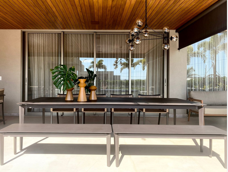 Mesa de Jantar Fazana – Design Sofisticado em Alumínio Fundido