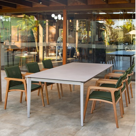 Mesa de Jantar Fazana – Design Sofisticado em Alumínio Fundido